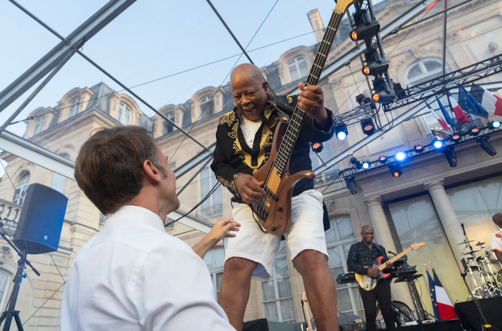 Emmanuel Macron assiste à la performance du groupe Kassav' à l'Élysée.
