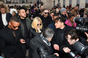 Photo d'une star entourée de paparazzis