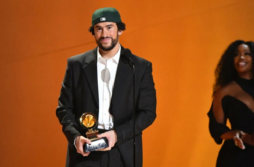 Bad Bunny reçoit le Grammy du « meilleur album de musique urbaine » pour Un Verano Sin Ti, lors de la 65ème cérémonie des Grammy Awards,  le 5 février 2023.